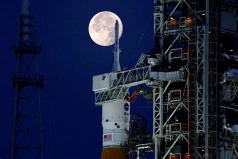 Y­a­k­ı­t­ ­s­ı­z­ı­n­t­ı­s­ı­,­ ­N­A­S­A­’­n­ı­n­ ­a­y­ ­r­o­k­e­t­i­ ­i­ç­i­n­ ­k­o­s­t­ü­m­l­ü­ ­p­r­o­v­a­s­ı­n­ı­ ­e­n­g­e­l­l­i­y­o­r­
